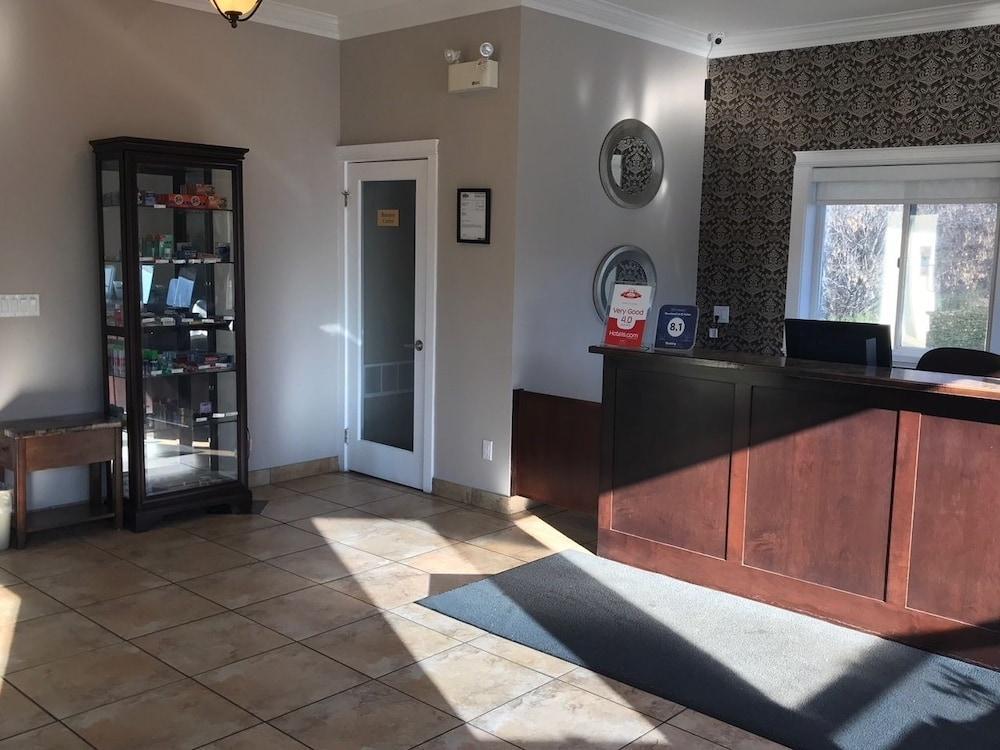 Riverland Inn & Suites カムループス エクステリア 写真