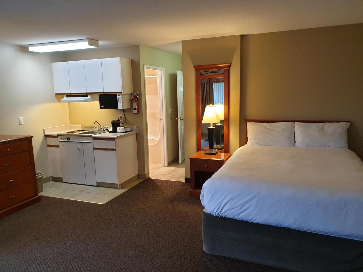 Riverland Inn & Suites カムループス エクステリア 写真