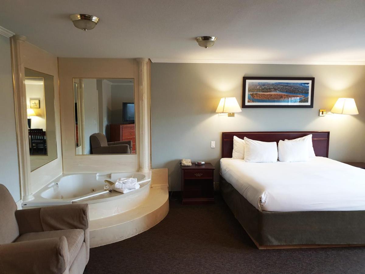 Riverland Inn & Suites カムループス エクステリア 写真