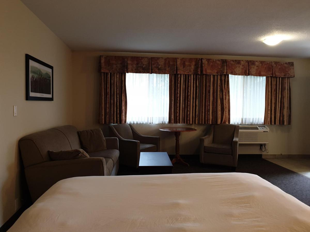 Riverland Inn & Suites カムループス エクステリア 写真