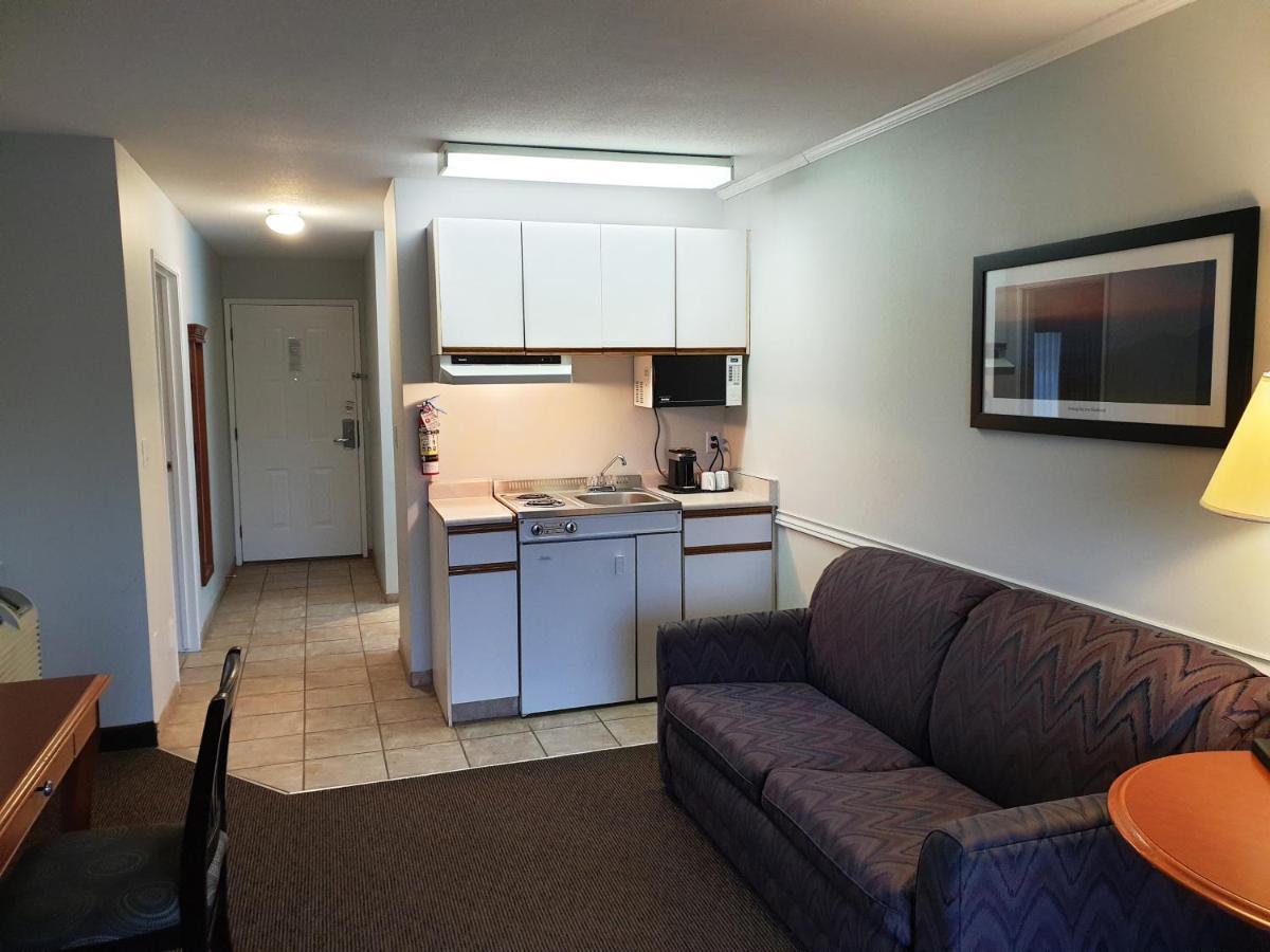 Riverland Inn & Suites カムループス エクステリア 写真