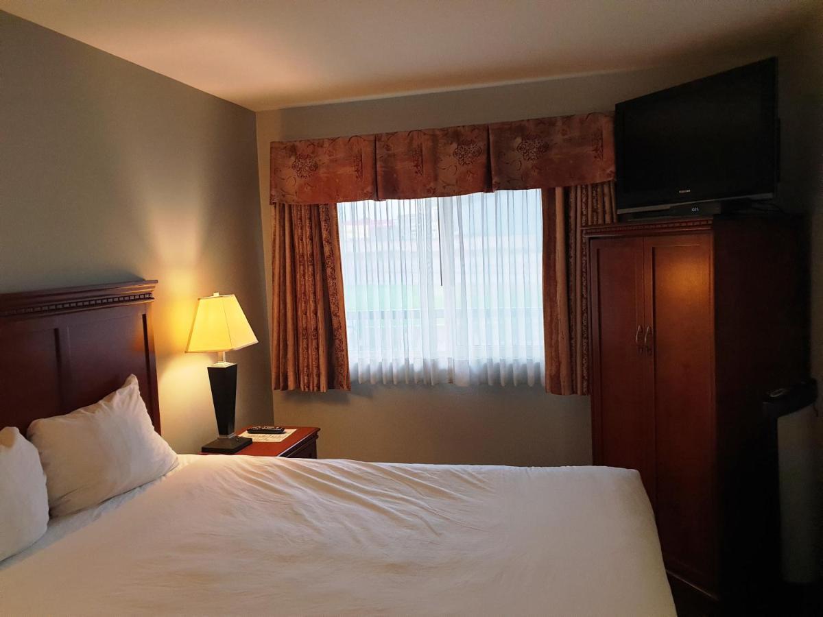 Riverland Inn & Suites カムループス エクステリア 写真