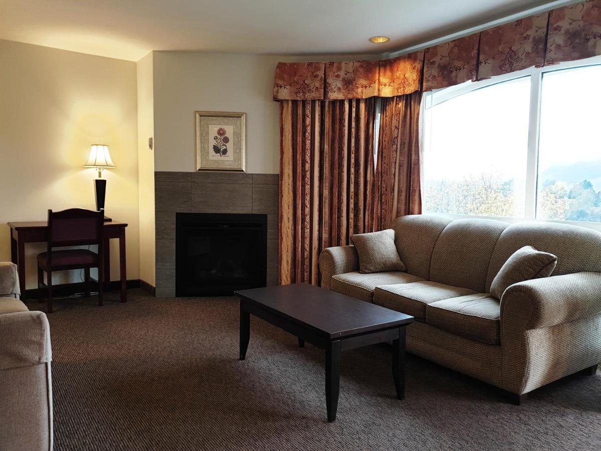Riverland Inn & Suites カムループス エクステリア 写真