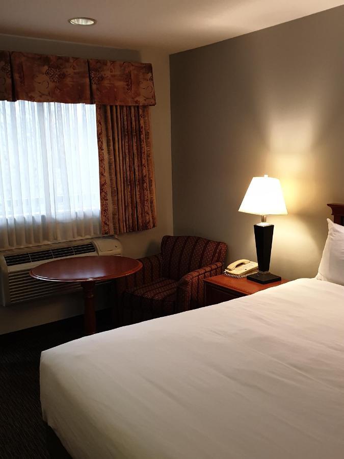 Riverland Inn & Suites カムループス エクステリア 写真