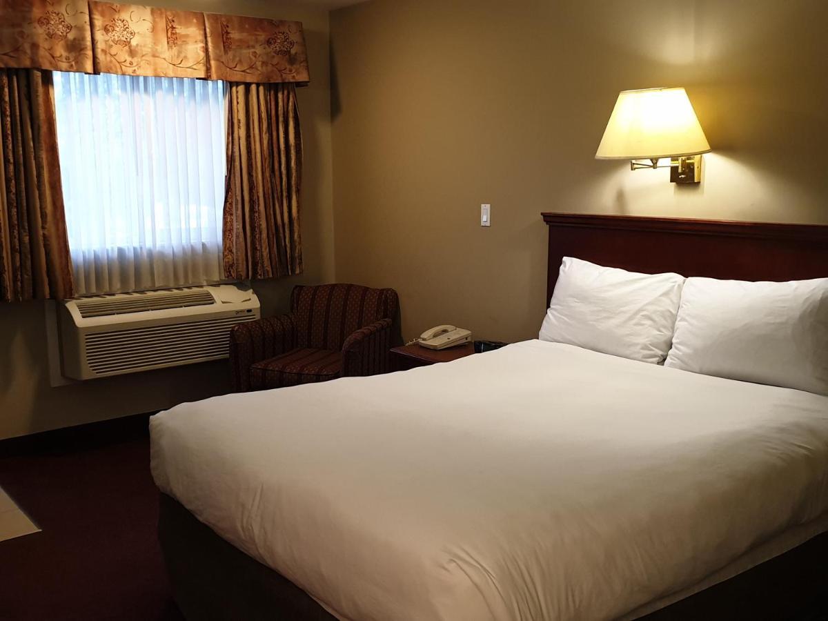 Riverland Inn & Suites カムループス エクステリア 写真