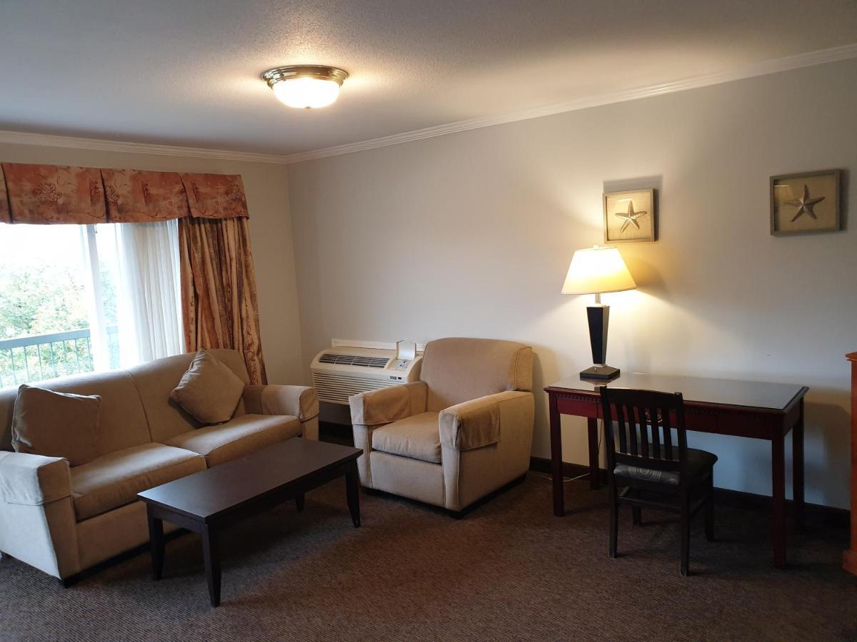 Riverland Inn & Suites カムループス エクステリア 写真