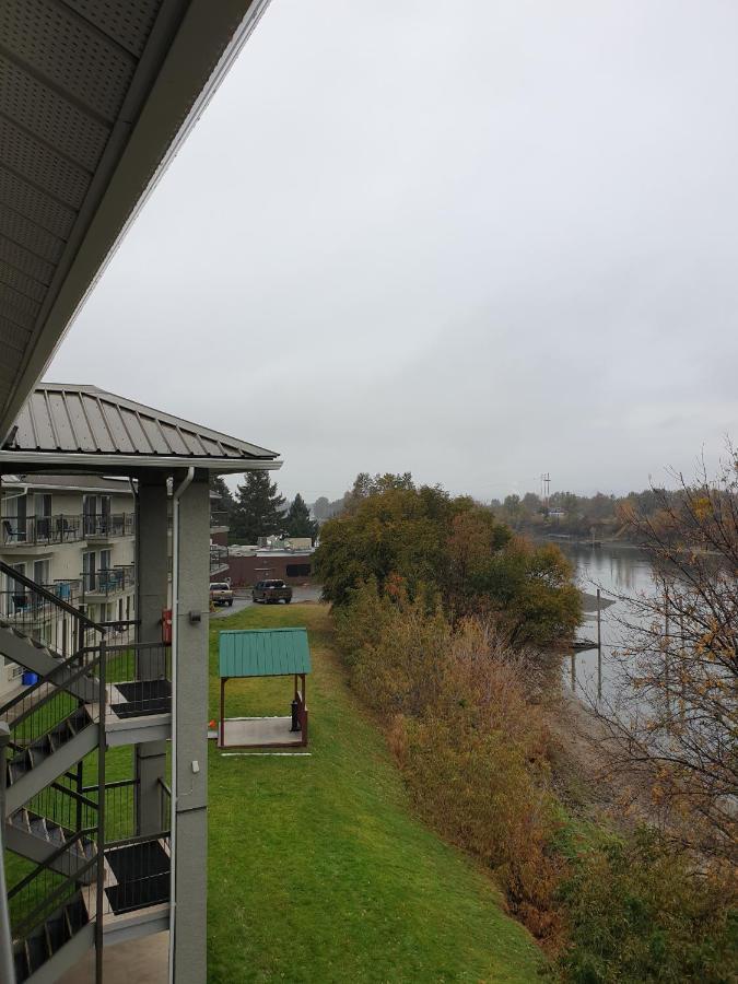 Riverland Inn & Suites カムループス エクステリア 写真