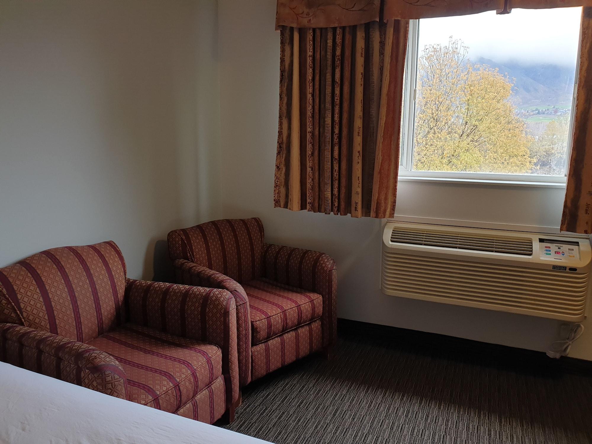 Riverland Inn & Suites カムループス エクステリア 写真