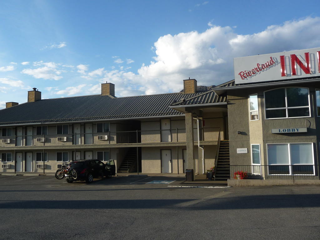 Riverland Inn & Suites カムループス エクステリア 写真