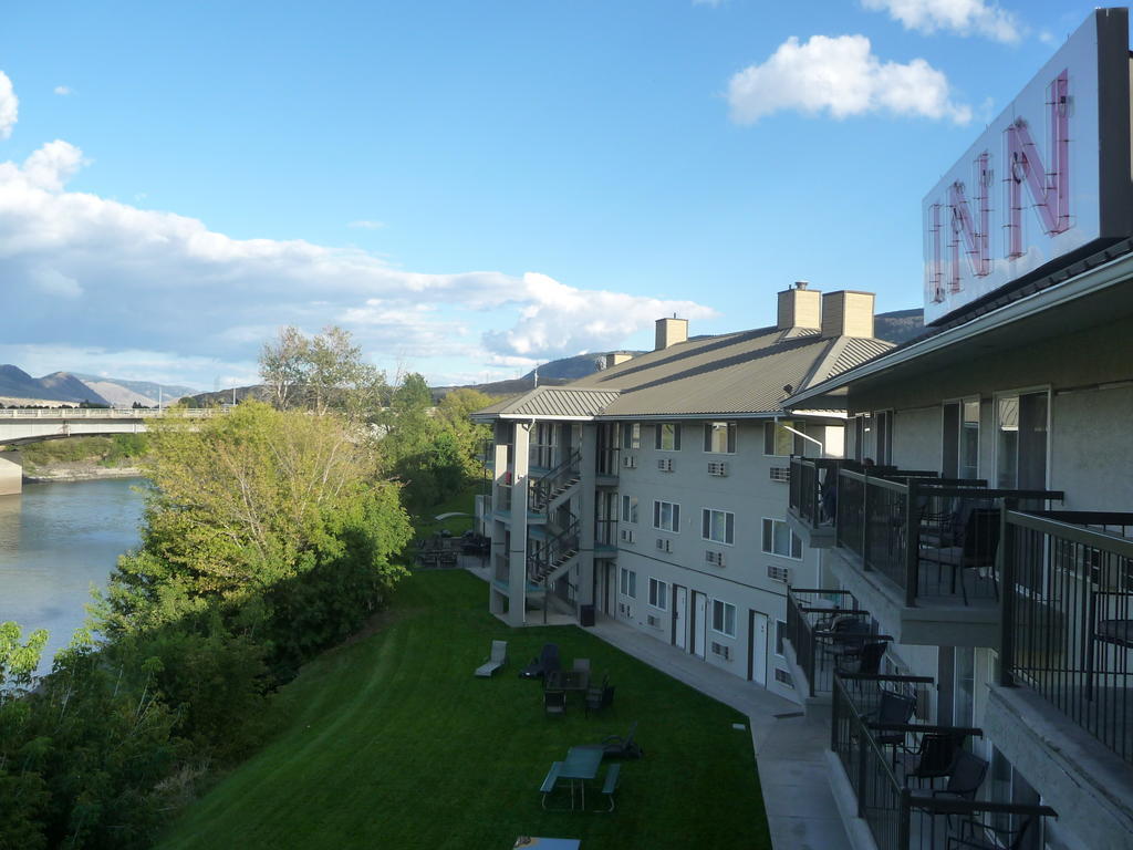 Riverland Inn & Suites カムループス エクステリア 写真